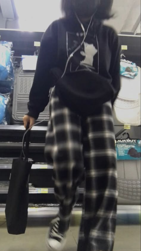 Black Sweatpants Outfit Grunge, Pajama School Outfit, Y2k Pjs Outfits, Lazy Aesthetic Outfit, Black Tracksuit Outfit Women, Aesthetic Pajamas Grunge, Comfy Emo Outfits, Pj Pants Outfit School, Pajamas Grunge