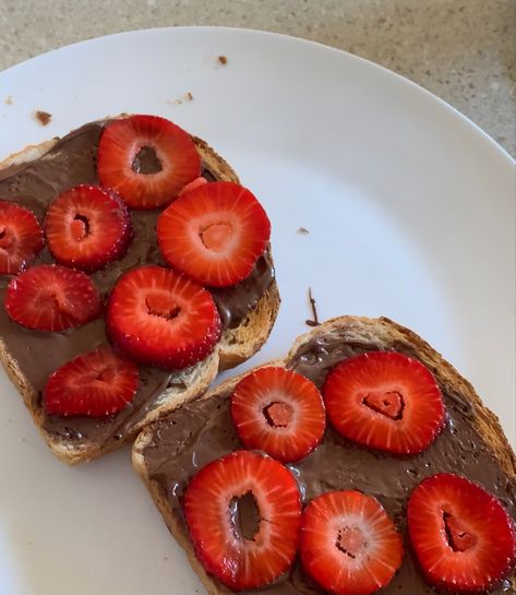 Nutella Strawberry Sandwich, Nutella With Strawberries, Nutella Strawberry Toast, Strawberry Toast Aesthetic, Strawberries And Nutella, Strawberry And Nutella, Nutella And Strawberries, Nutella Toast, Nutella Strawberries