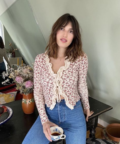 Jeanne Damas Style Spring, Jeanne Damas Hair, Damas Style, French Fringe, Jeanne Damas Style, French Girl Hair, Wardrobe Aesthetic, Parisienne Chic, 2022 Style