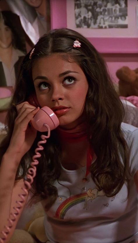 jackie Mila Kunis Movies, That 70s Show Aesthetic, Jackie Burkhart Outfits, Jackie That 70s Show, Mila Kunis Hair, Jackie Burkhart, 1970s Hairstyles, 70s Show, Call My Friend