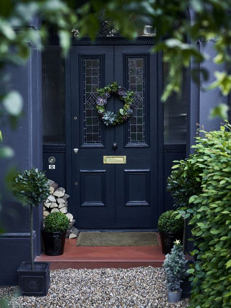 Looking for #Christmas #decoration #inspiration? We all have a #front #door that's crying out for a #Christmas #wreath. Pushed for time? Buy a #ready-made #Christmas #wreath. Time-rich? Make your own #beautiful #Christmas #wreath. See our feature for more #simple and #affordable #Christmas #decoration ideas. Traditional Front Door, Victorian Front Door, Victorian Front Doors, Front Door Inspiration, Traditional Front Doors, Best Front Doors, Front Door Styles, Blue Front Door, Beautiful Front Doors