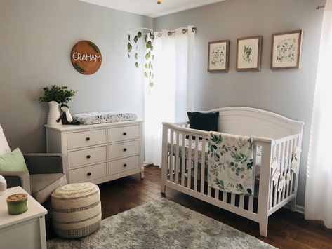 Green And Blue Nursery Gender Neutral, Green Leaf Nursery, Nursery Plant Theme, Botanical Nursery Neutral, Grey Green Nursery, Grey Nursery Ideas Neutral, Plant Themed Baby Nursery, Green Themed Nursery, Plant Theme Nursery