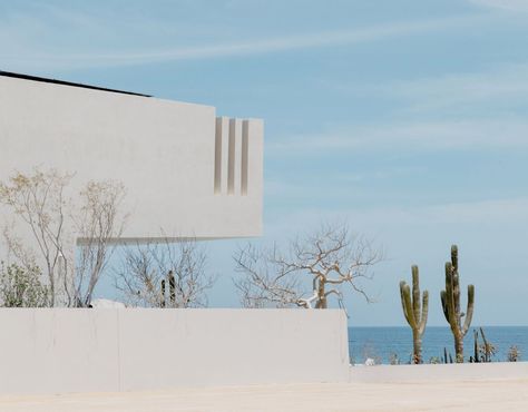 Modern home in Mexico has massive cantilevered balconies - Curbed White Beach Houses, Mexican House, Minimal Interiors, Lake Flato, Lucas Black, Desert Environment, Pale Wood, Cabo San Lucas Mexico, Two Storey House