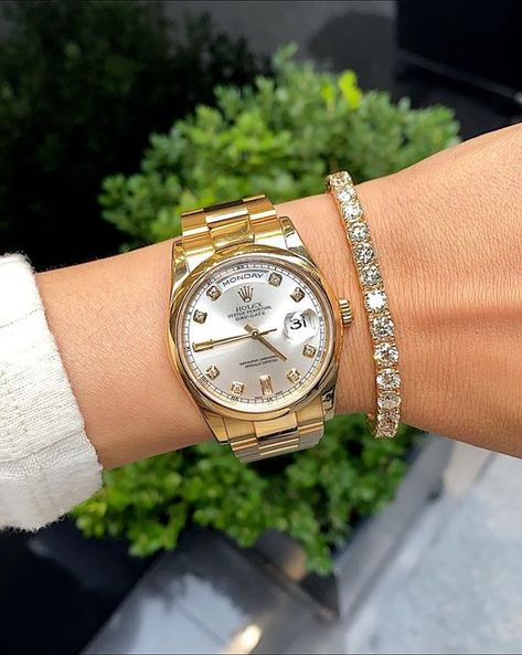 Gold Rolex Women, Classy Jewellery, Rolex Watches Women, Rolex Women, Healthy School, 60s And 70s Fashion, Gold Rolex, Watches Women, Luxury Jewellery