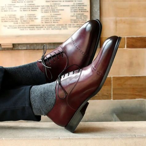 Oxblood vs. Burgundy Shoes: Are They Different? Oxblood Shoes Men Outfit, Old Man Style, Men In Their 40s, Old Man Fashion, Outfit Classic, Flexible Shoes, Oxford Shoe, Burgundy Shoes, Stylish Men Casual