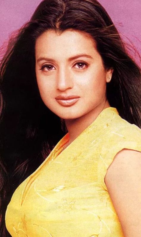 90s Bollywood Actress, Bollywood Makeup, Aishwarya Rai Photo, Celebrity Quiz, Family Photos With Baby, Simple Pakistani Dresses, Face Photography, Bollywood Actors, India Beauty