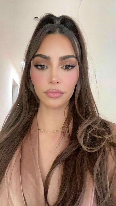 Kim K Natural Makeup, Kim Kardashian Light Brown Hair, Kim Kardashian Brown Hair, Kim K Hairstyles, Baddie Girlfriend, Kim K Makeup Looks, Kim Kardashian Eye Makeup, Kardashian Makeup Looks, Kim K Hair