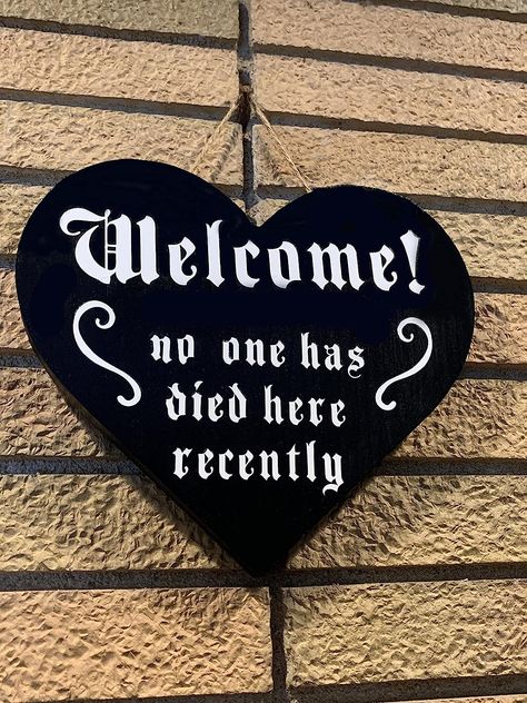 Goth Signs, Aesthetic Door Decor, Aesthetic Front Door, Decor With Ropes, Home Decor Dark, Witchy House, Aesthetic Door, Horror Aesthetic, Gothic Wall Decor