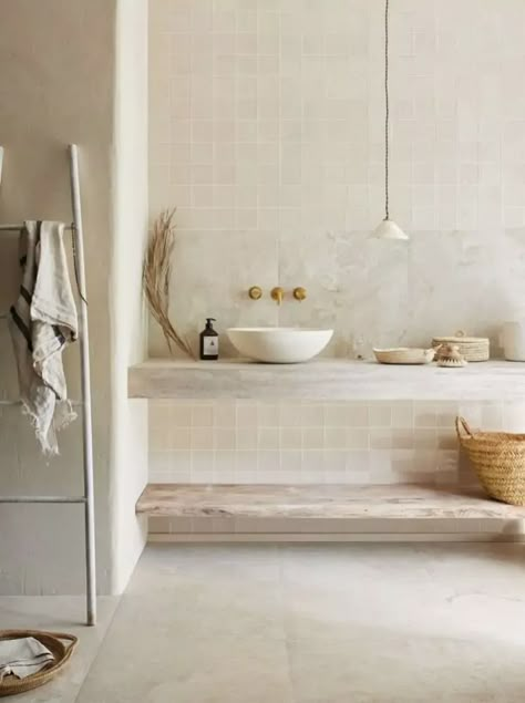 Square Tile Bathroom, Minimalist Bathroom Decor, Travertine Bathroom, Makeover Kitchen, Wallpaper Kitchen, Natural Bathroom, Kitchen Designer, Organizer Kitchen, Travertine Floors