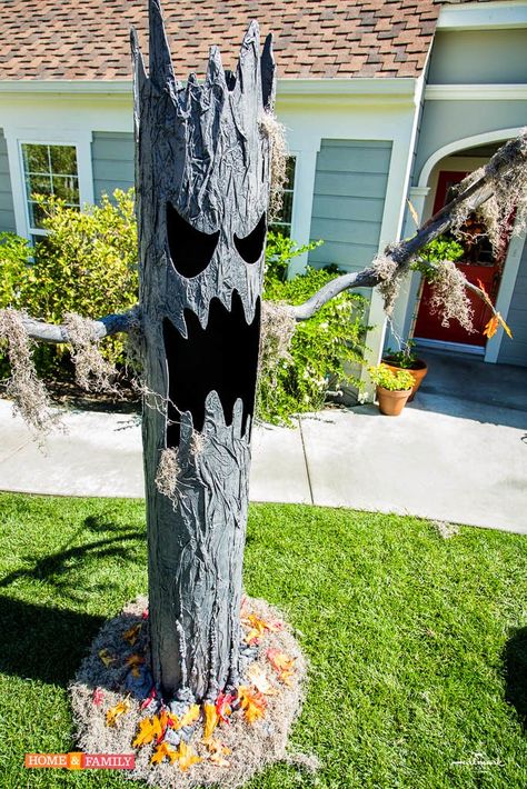 DAVE LOWE DESIGN the Blog: Countdown to Halloween Day 6 - Make a Spooky Tree Front Yard Halloween Decorations, Halloween Decorations Party Scary, Cheap Halloween Diy, Halloween Garden Decorations, Dekorasi Halloween, Hantverk Diy, Halloween Diy Outdoor, Outdoor Halloween Decorations, Halloween Decor Diy