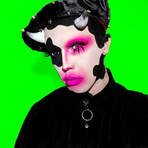 Jr Freitas on Instagram: “MOOO! . . . . . . #cow  #cowmakeup #junobirch #dojacat #moo #vaca #rainonme #dragbrasil #dragqueen #beauty  #maquiagem #make #makeup…” Cow Make Up, Cow Costume, Make Makeup, Monster Party, Doja Cat, Halloween Face Makeup, Eye Makeup, Cow, Makeup