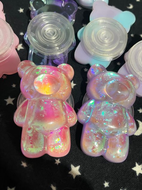 Teddy Bear Popsocket, Bear Popsocket, Cute Popsockets, 1990s Kids, Pop Socket, Resin Ideas, Gummy Bear, Phone Grips, Gummy Bears