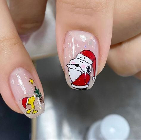 Christmas Nails With Characters, Mickey Nails Christmas, Charlie Brown Christmas Nail Art, Star Wars Christmas Nails, Christmas Nails Snoopy, Peanuts Christmas Nails, Christmas Snoopy Nails, Snoopy Nails Christmas, Charlie Brown Christmas Nails