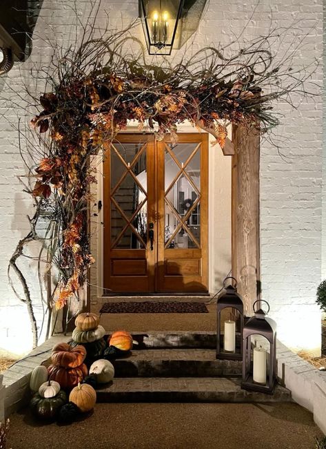 Cedar Beams, Porch Garland, Grapevine Garland, Fall Garlands, Halloween Front Door, Outdoor Christmas Planters, Fall Front Porch Decor Ideas, Halloween Front Doors, Porch Pumpkins