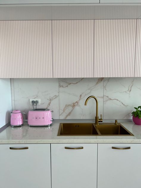 Smeg Kitchen Ideas, Pink Toaster, Smeg Kitchen, 4 Slice Toaster, Fresh Kitchen, Happy Kitchen, The Home Edit, Gold Kitchen, Cozy Room Decor