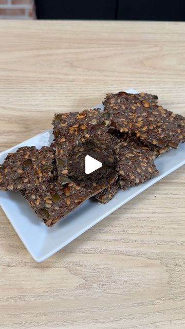 Cookistwow Recipes, Seed Crackers Recipe, Seed Crackers, Healthy Crackers, Cookist Wow, Baking With Almond Flour, Weight Watchers Snacks, Chia Seed Recipes, Healthy Bars