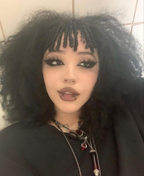 Trad Goth Makeup Black Women, Gothic Curly Hair, Goth Girl Hairstyles, Goth Curly Hairstyles, Curly Alt Hair, Black Alt Hairstyles, Vampy Hair, Goth Curly Hair, Natural Goth Makeup