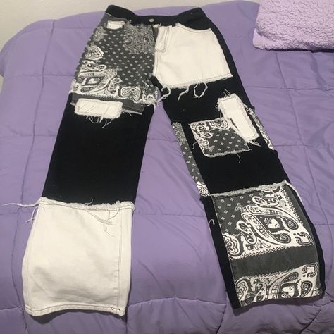 Black and white jeans, very comfortable but it was too short for me. Black And White Jeans, In A Mood, Thrift Flips, Painted Jeans, Painted Denim, Jeans Diy, White On White, Cool Hoodies, Black Denim Shorts