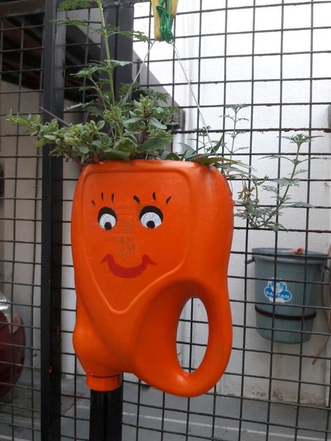 Garden Recycling Ideas, Diy Flower Pots Recycle Plastic Bottles, Oil Can Planter Diy, Plastic Bottles Crafts, Pot Gantung, Plastic Bottle Planter, Plastic Bottle Crafts Diy, Recycle Crafts Diy, Recycled Garden Art