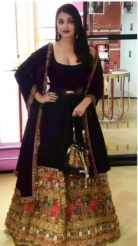 Aishwarya Rai Bachchan in a black anarkali gown by Sabyasachi for a conference 1.1 Aishwarya Rai In Black Dress, Aishwarya Rai Black Dress, Sabyasachi Anarkali Gowns, Aishwarya Rai Outfits, Sabyasachi Gown, Black Anarkali, Designer Anarkali Dresses, Punjabi Salwar, Indian Designs