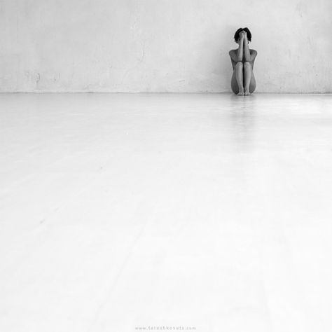 No se que ponerme ... Wow Photo, Minimalist Photography, Bw Photo, Negative Space, On The Floor, Beautiful Photography, The Floor, Black And White Photography, Fine Art Photography