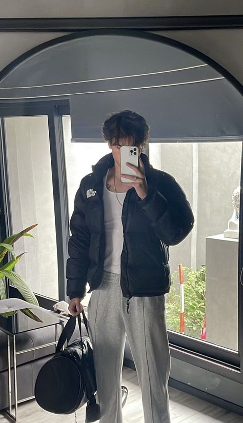 Puma Jacket Outfit, Men’s Athletic Wear Winter, Winter Gym Outfit Men, Cropped Hoodie Outfit Men, Snow Outfits Men, Winter Boy Aesthetic, Asian Streetwear Men, Parka Outfit Men, Men Gym Outfit