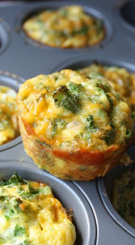 Breakfast Cups Recipe, Baked Egg Cups, Baked Breakfast, Baked Kale, Salad Kale, Kale Recipes, Egg Muffins, Breakfast Cups, Paleo Breakfast