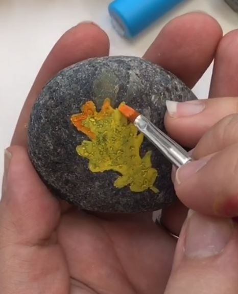 Leaf Rock Painting, Fall Leaves Rock Painting, Thanksgiving Rock Painting Ideas Easy, Rock Painting Fall Ideas, Autumn Rock Painting, Fall Rocks Painted Ideas, Autumn Rock Painting Ideas, Thanksgiving Rocks Painted Ideas, Autumn Painted Rocks