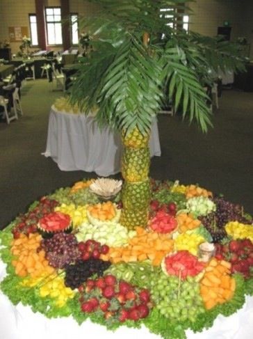 Fruit table with palm tree Fruit Display Wedding, Palm Tree Fruit, Platter Display, Pineapple Palm Tree, Deco Fruit, Fruit Platters, Decorações Com Comidas, Fruit Displays, Tree Centerpieces