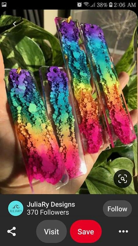 Resin Projects For Beginners, Resin Design Ideas, Epoxy Bookmark, Resin Hacks, Seni Resin, Resin Bookmarks, Amazing Resin, Epoxy Crafts, Rainbow Diy