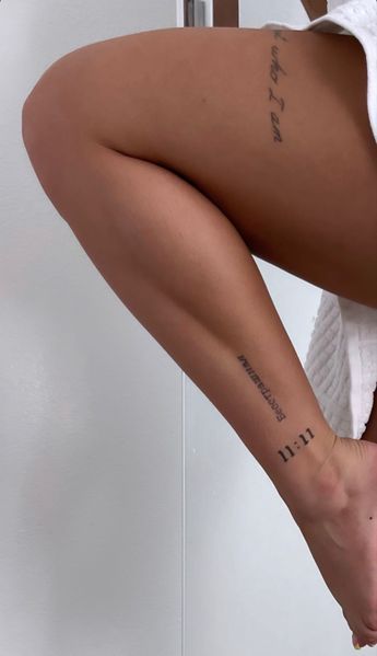 Hip Tattoos Women Script, Thigh Tattoos Dainty, Script Tattoo Above Knee, Dainty Above Knee Tattoo, Long Script Tattoo, Small Shin Tattoos For Women, Elegant Sleeve Tattoo For Women, Knee Tattoo Ideas Female, Knee Script Tattoo