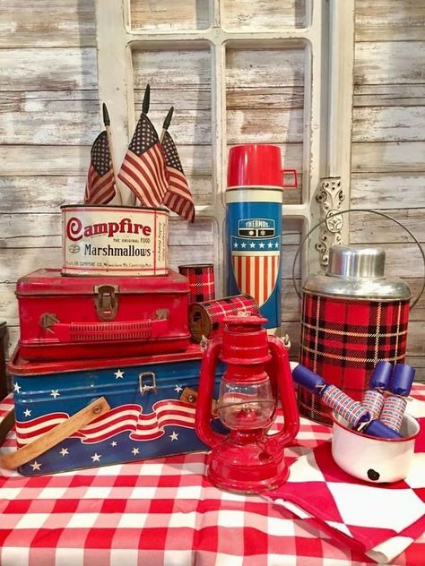 4th Of July Picnic, Tin Basket, Vintage 4th Of July, Vintage Thermos, Vintage Picnic, Fourth Of July Decor, Diy Lanterns, Patriotic Crafts, 4th Of July Celebration