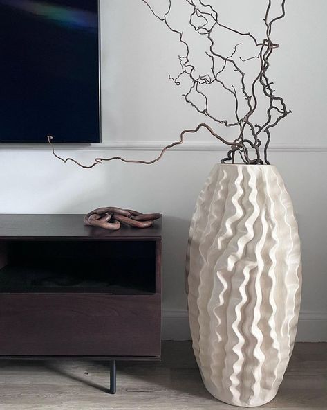 Large Floor Vases Decor Ideas, Large Floor Vase Decor, Floor Vase Decorating Ideas, Tall Floor Vase Decor, Tall Floor Vase Ideas, Vase Decoration Ideas, Floor Vases Decor, Tall Floor Vase, Floor Vase Decor