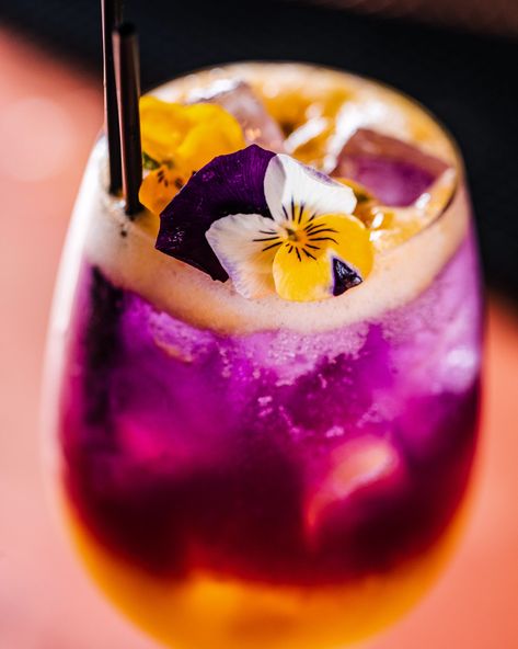 Purple And Yellow Cocktail, Bartender Cocktail, Purple Cocktails, Drink Garnishing, Pretty Cocktails, Cocktail Ideas, Colorful Cocktails, Pink Cocktails, Yellow Ombre