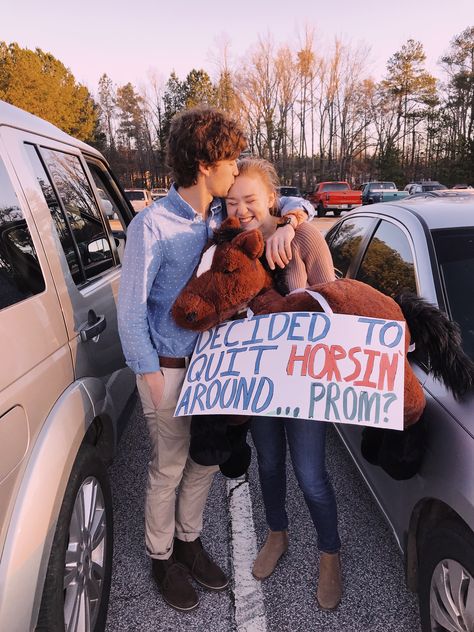 Hoco Proposals Ideas Western, Cowboy Dance Proposal, Horse Promposal Ideas, Cowgirl Promposal, Horse Hoco Proposals, Chris Stapleton Hoco Proposal, Hilarious Promposal, Cute Sweethearts Dance Proposal, Horse Promposal