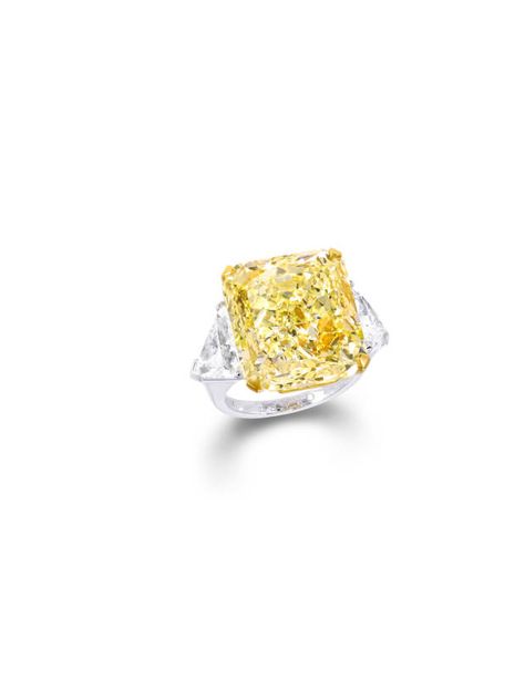 Graff 21.05-carat fancy intense yellow radiant cut diamond ring with white trilliant cut diamond shoulders Graff Jewelry, Radiant Cut Diamond Ring, Jewelry Necklace Simple, Graff Diamonds, Yellow Diamond Ring, Country Magazine, Kay Jewelry, Mom Ring, Yellow Diamonds