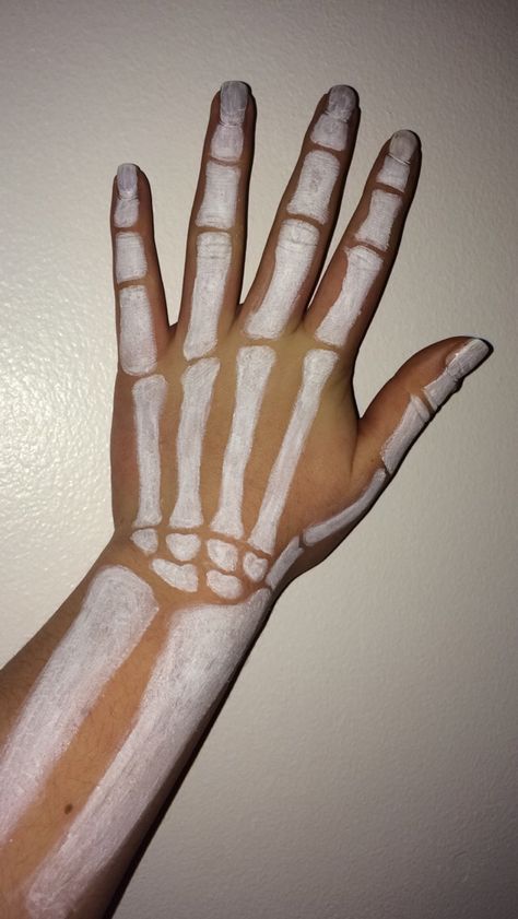 Body art - bones in the hand #bodypaint #skeleton #halloween #bones #arm How To Paint Skeleton Hands, Skeleton Hands Makeup, Skeleton Hand Paint, Halloween Skeletons Costume, Skeleton Arm Makeup, Skeleton Body Painting, Arm Paint Ideas Body Art, Skeleton Arm Drawing On Arm, Hand Bone Drawing