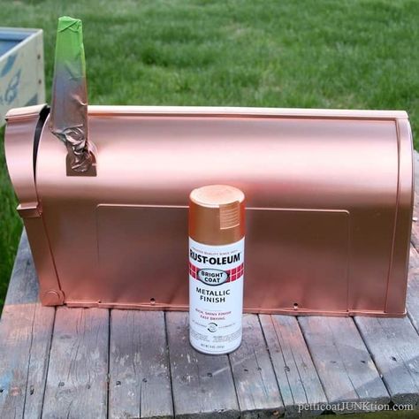 Copper Mailbox Diy, Mailbox Makeover Paint, Decorating Mailboxes Ideas, Spray Paint Mailbox Diy, Paint Mailbox Ideas, Plastic Mailbox Makeover Ideas, Paint Mailbox Diy, Diy Mailbox Ideas Outdoor, Mailbox Makeover Diy