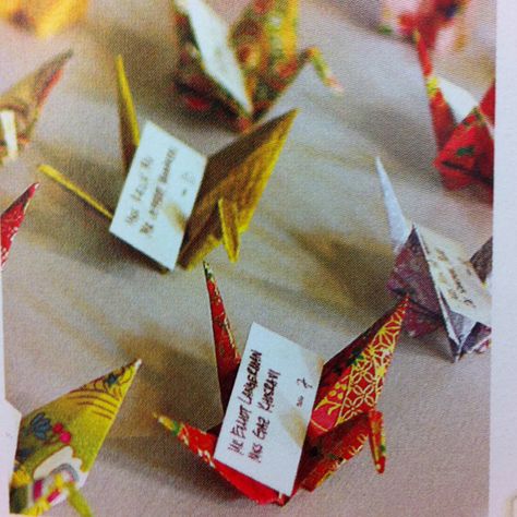 Origami cranes - cute idea for a large dinner party for place settings Japanese Party Centerpiece, Thailand Party Theme Decorating Ideas, Asian Dinner Party Decorations, Japanese Event Decor, Asian Place Settings, Japanese Dinner Party, Sushi Dinner Party Decor, Sushi Table Decoration Japanese Style, Asian Themed Dinner Party Decor