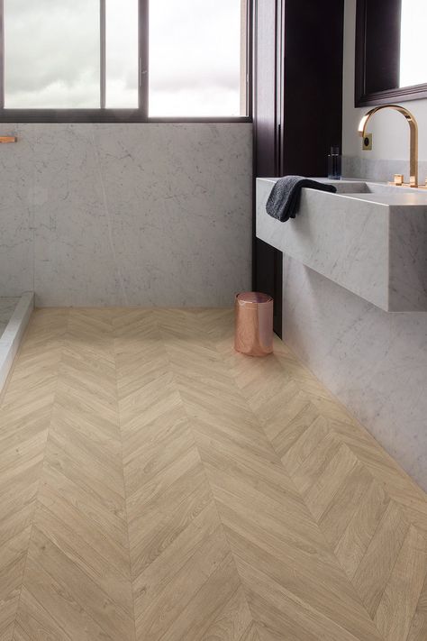 Quick-Step Laminate flooring - Impressive patterns 'Chevron oak taupel' (IPA4164) in a modern bathroom. Click here to discover your favorite bathroom floor.  #laminat #flooring #inspiration #interiordesign #oak #chevronflooring #herringboneflooring #floorpatterns Waterproof Bathroom Flooring, Laminate Flooring Bathroom, Floor Laminate, Quick Step Flooring, Floor Renovation, Oak Laminate Flooring, Bathtub Decor, Laminate Floors, Perfect Bathroom