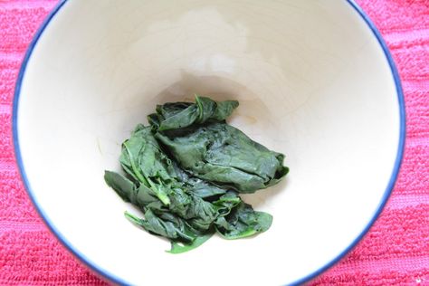 Natural Food Dyes - Green Icing With Spinach Natural Food Dyes, Dye Free Foods, Spinach Puree, Green Icing, Natural Food Dye, How To Make Icing, Green Cake, Smoothie Makers, Royal Icing Recipe