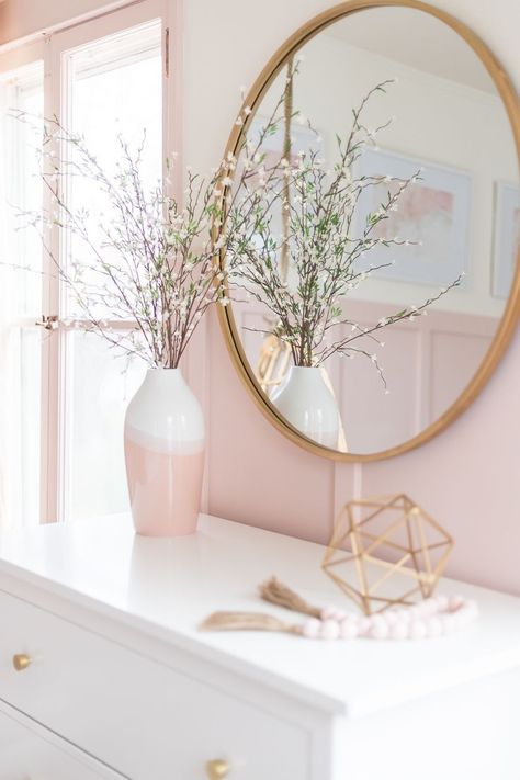 Pink And Gold Decor Home, Pink Neutral Bedroom Aesthetic, Gold And Pink Aesthetic, Neutral Pink Bedroom, Pink And Gold Girls Bedroom, Fun Seating, Gold Bedroom Decor, Gold Ideas, Pink Bedroom Decor