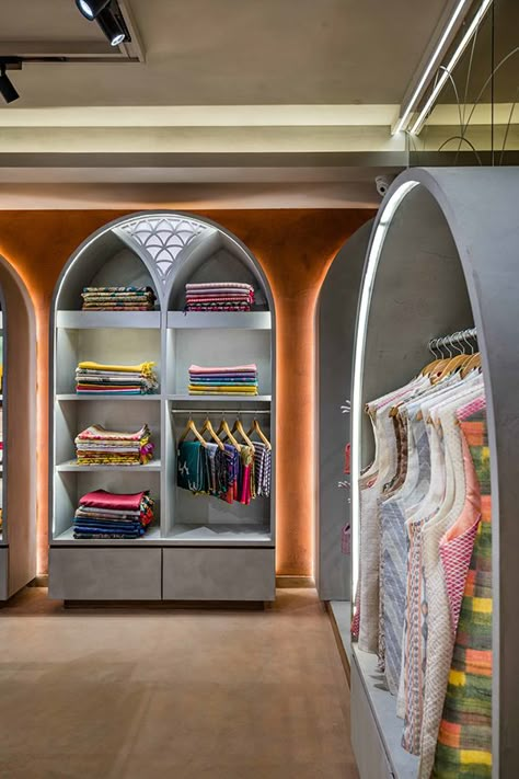 Boutique Interior Design Indian, Small Boutique Interior Design, Small Boutique Interior, Botique Interiors, Interior Design Indian, Fashion Store Design, Retail Store Interior Design, Clothing Store Interior, Clothing Store Design