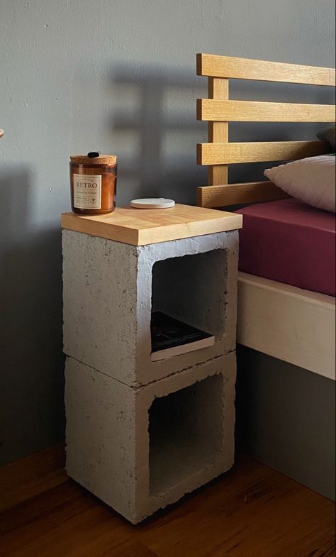 Cinder Block Nightstand, Cinder Block Storage, Muebles Caseros Ideas, Diy Apartment Ideas, Decorating Dining Table, Bedroom Tables, Dining Table Decorations, Decoration Beton, Unique Desk