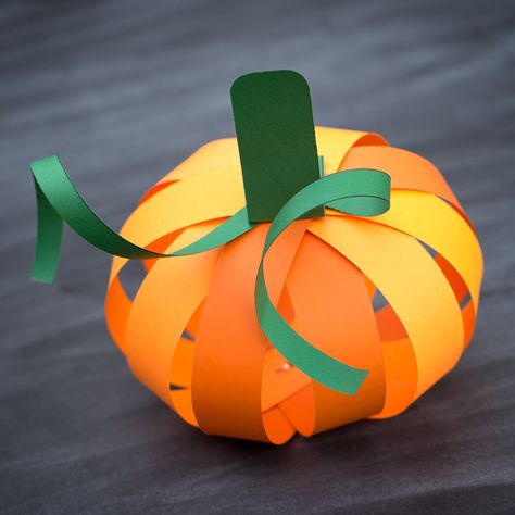 Kids love this easy paper strip pumpkin craft! This simple fall craft includes a free printable template, making it perfect for home or school. Paper Pumpkin Craft, Diy Pumpkins Crafts, Fall Paper Crafts, Paper Projects Diy, Orange Craft, Fall Pumpkin Crafts, Kids Fall Crafts, Construction Paper Crafts, Halloween Paper Crafts