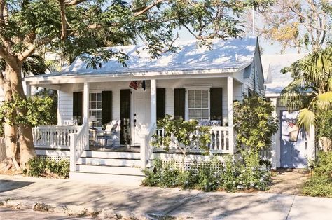 7 Charming Florida Beach Houses Beach Cottage Style Decor, Florida Home Decorating, Florida Beach Cottage, Key West Cottage, Florida Houses, Beautiful Beach Houses, Florida Cottage, Florida Beach House, Cottage Home Decor