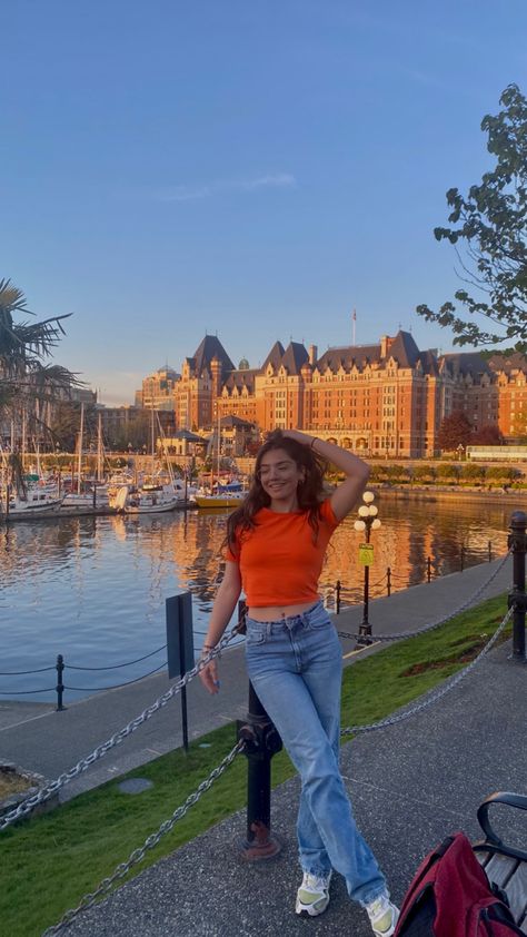 Blue Jeans And Orange Tshirt, Jeans Tshirt Poses, Clothes Inspo Summer, Orange Tshirt Outfits, Okokok Girl, Lalala Girl, Insta Story Idea, Orange Tshirt, Basic Clothes