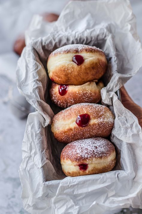 Classic Jelly Donuts with raspberry jam | vegan - Klara`s Life Jelly Donuts, Jam Donut, Vegan Pastries, Vegan Donuts, Donut Recipe, Delicious Deserts, Vegan Bakery, Food Advertising, Doughnut Recipe