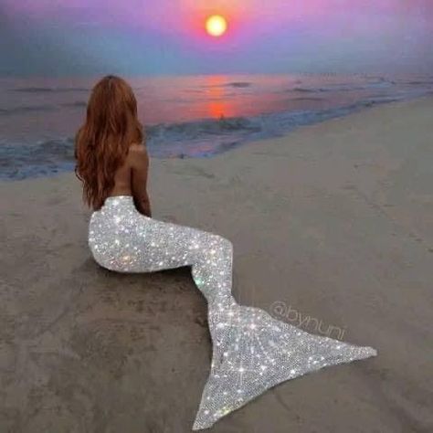 Arte Glitter, Aesthetic Mermaid, Mermaid Photography, Glitter Photography, Mermaid Photos, Glitter Fashion, Water Nymphs, Real Mermaids, Mermaid Aesthetic