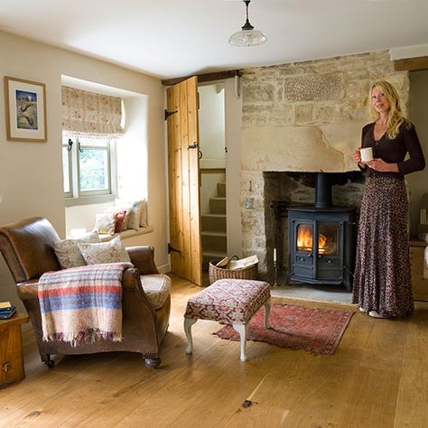 Living room | 1850s Gloucestershire cottage | House tour | PHOTO GALLERY | Style at Home | Housetohome.co.uk Cotswold Cottage Interior, Tiny Cottage Interior, Cottage Living Room Ideas, Cottage Lounge, Country Cottage Interiors, Country Style Interiors, Snug Room, Family Living Room, Cottage Living Room